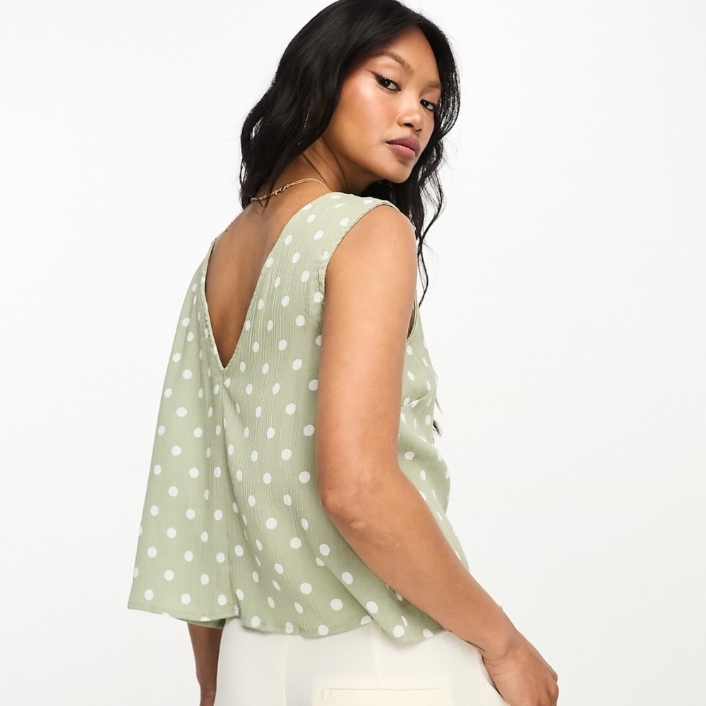 ASOS DESIGN women’s  v-neck crinkle snap front sage dot cami tank top size 4